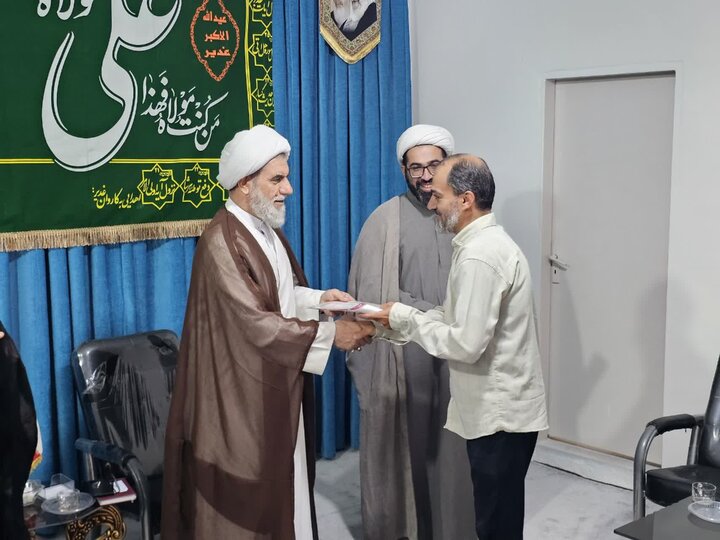 تصاویر / تجلیل امام جمعه بوئین زهرا از دست‌اندرکاران اجرای تجمعات شبانه در صد و یکمین روز برگزاری برنامه‌ها