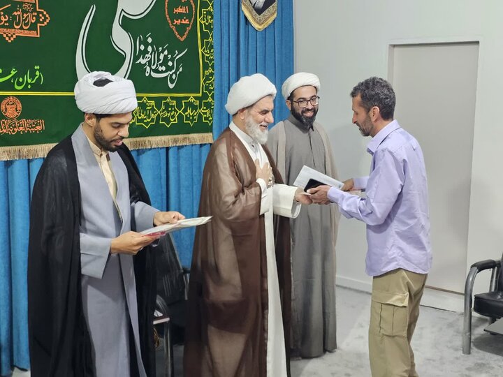 تصاویر / تجلیل امام جمعه بوئین زهرا از دست‌اندرکاران اجرای تجمعات شبانه در صد و یکمین روز برگزاری برنامه‌ها
