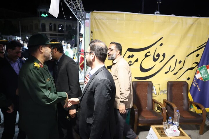 بازدید فرمانده سپاه همدان از غرفه‌های هنری در میدان امام(ره)