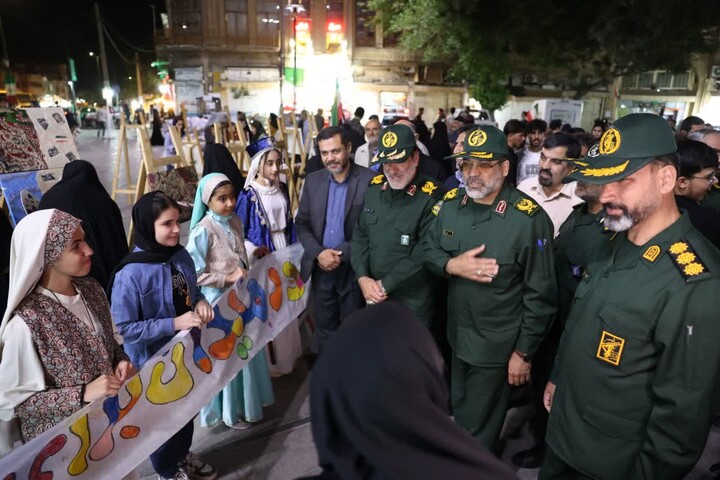 بازدید فرمانده سپاه همدان از غرفه‌های هنری در میدان امام(ره)
