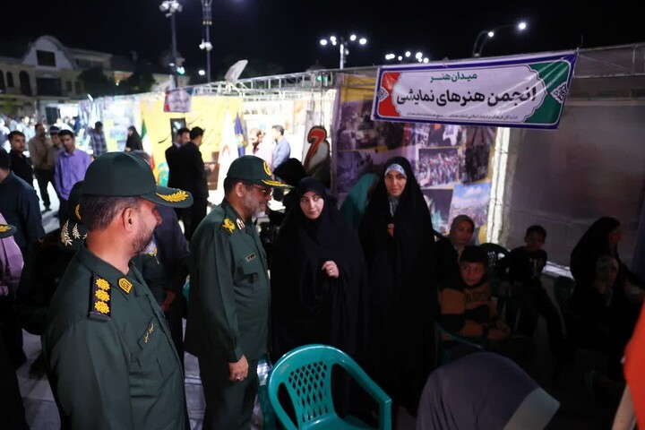بازدید فرمانده سپاه همدان از غرفه‌های هنری در میدان امام(ره)