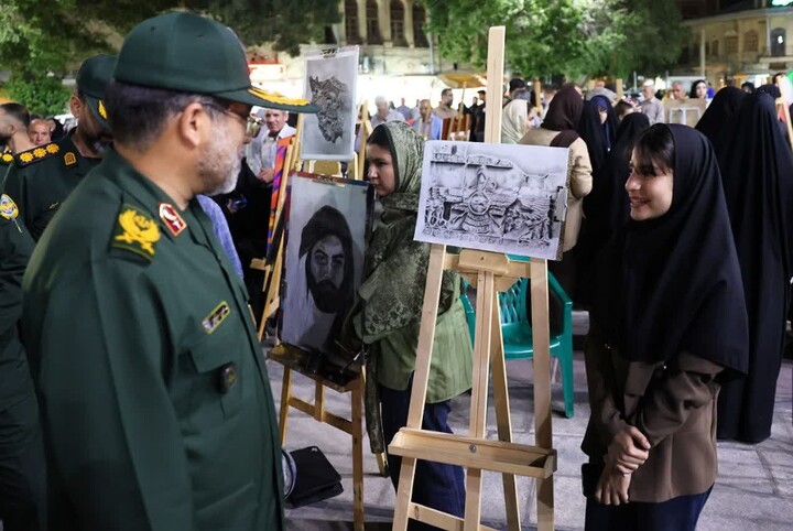 بازدید فرمانده سپاه همدان از غرفه‌های هنری در میدان امام(ره)