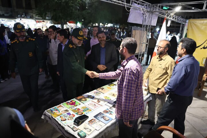 بازدید فرمانده سپاه همدان از غرفه‌های هنری در میدان امام(ره)