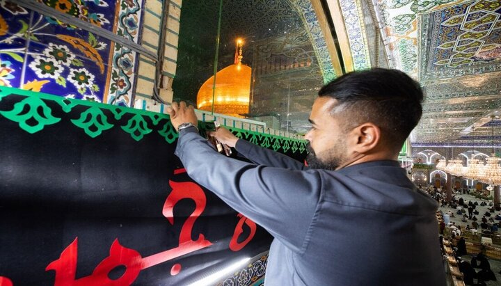 قسم الصيانة في العتبة الحسينية يباشر نشر لافتات الحزن استعداداً للمحرّم