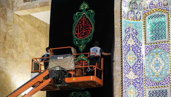 قسم الصيانة في العتبة الحسينية يباشر نشر لافتات الحزن استعداداً للمحرّم