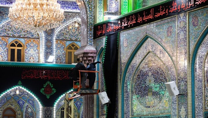 قسم الصيانة في العتبة الحسينية يباشر نشر لافتات الحزن استعداداً للمحرّم