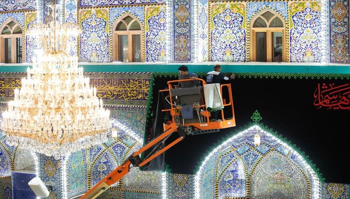 قسم الصيانة في العتبة الحسينية يباشر نشر لافتات الحزن استعداداً للمحرّم