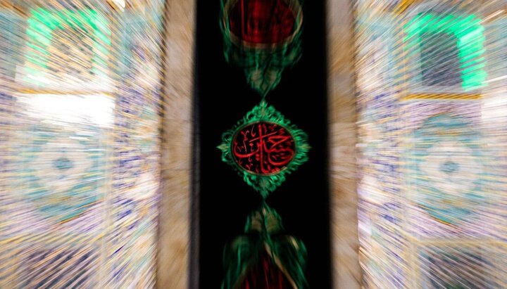 قسم الصيانة في العتبة الحسينية يباشر نشر لافتات الحزن استعداداً للمحرّم