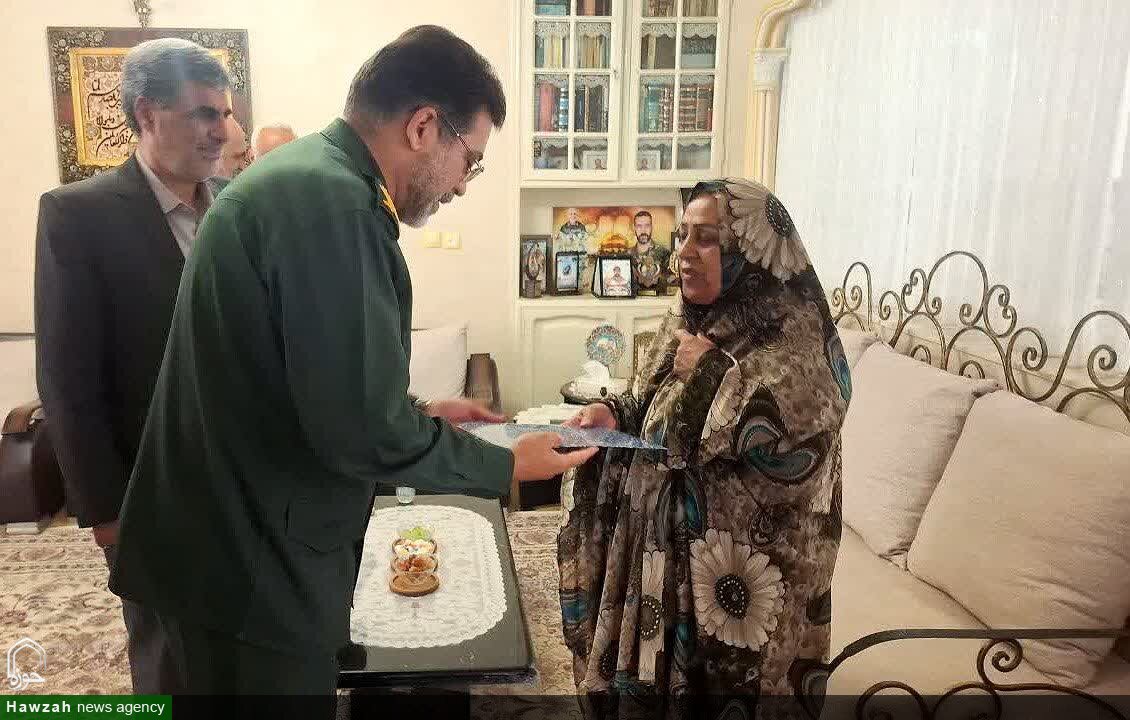 تجلیل فرمانده سپاه انصارالحسین(ع) از خانواده شهید صانعی+تصاویر