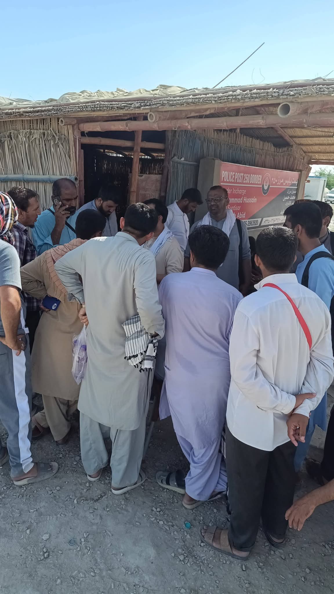 شدید گرمی میں سرحدی پابندیوں سے طلابِ علومِ دینیہ پریشان؛ حکومت پاکستان کے رویے پر شدید تنقید