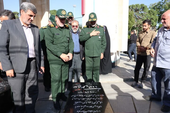 تصاویر /  آیین گلباران مزار سپهبد شهید علی شادمانی و شهدای دفاع مقدس ۱۲ روزه