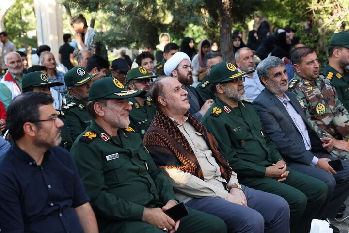 تصاویر /  آیین گلباران مزار سپهبد شهید علی شادمانی و شهدای دفاع مقدس ۱۲ روزه
