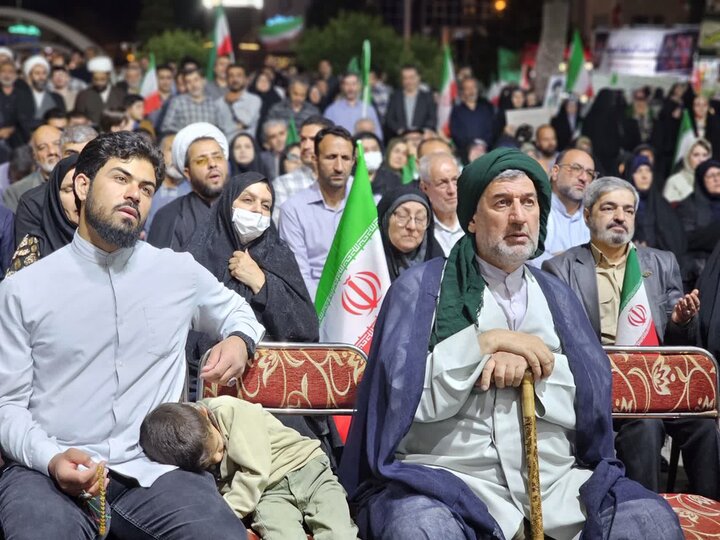 تصاویر/ قاب‌هایی از ایستادگی و همدلی؛ تجلی عشق به وطن و عهد با ولایت در دیار سنندج