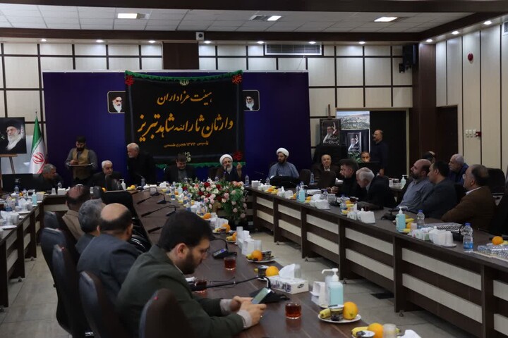 تصاویر / نشست بصیرتی و معنوی مداحان و فعالان هیئات مذهبی تبریز
