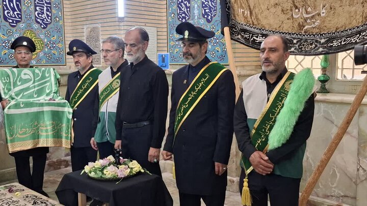 تصاویر/نخستین همایش ملی میراث محتشم کاشانی همراه با غبارروبی و گلابشویی مزار ایشان