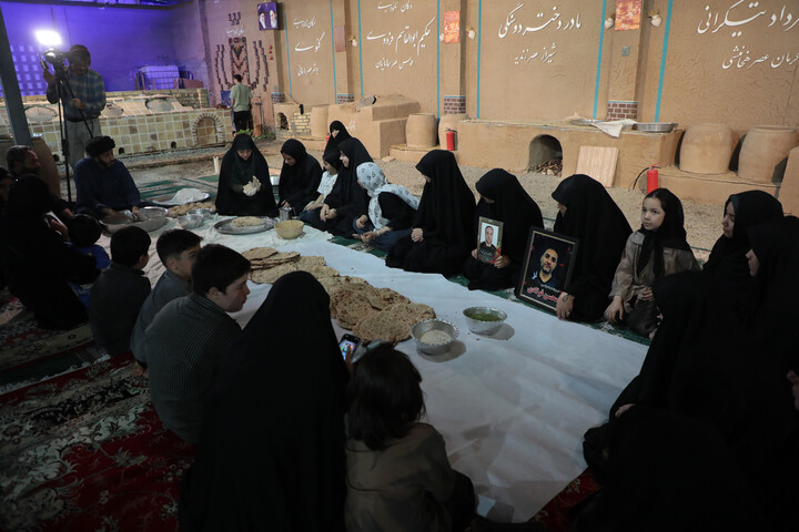 تصاویر/ نان رزمندگان جبهه نبرد توسط جمعی از خانواده های شهدا در تنورخانه ایران