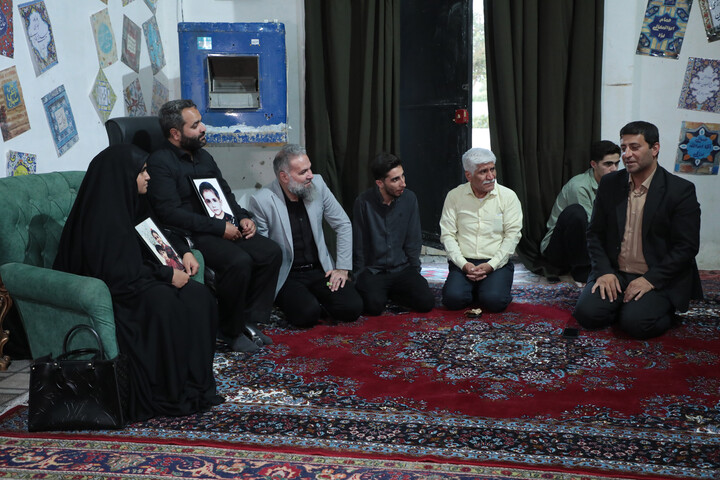تصاویر/ نان رزمندگان جبهه نبرد توسط جمعی از خانواده های شهدا در تنورخانه ایران