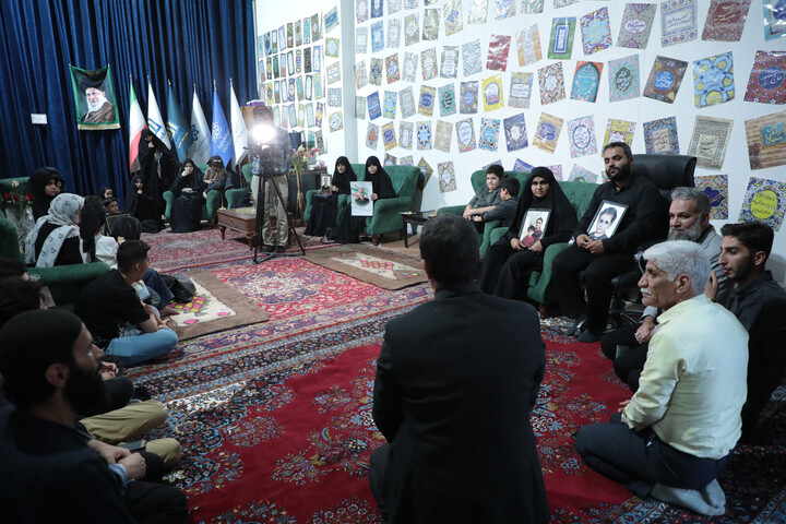 تصاویر/ نان رزمندگان جبهه نبرد توسط جمعی از خانواده های شهدا در تنورخانه ایران