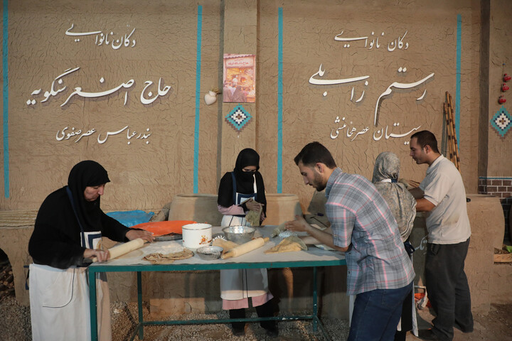 تصاویر/ نان رزمندگان جبهه نبرد توسط جمعی از خانواده های شهدا در تنورخانه ایران