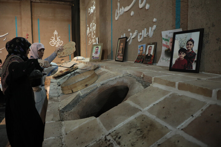 تصاویر/ نان رزمندگان جبهه نبرد توسط جمعی از خانواده های شهدا در تنورخانه ایران