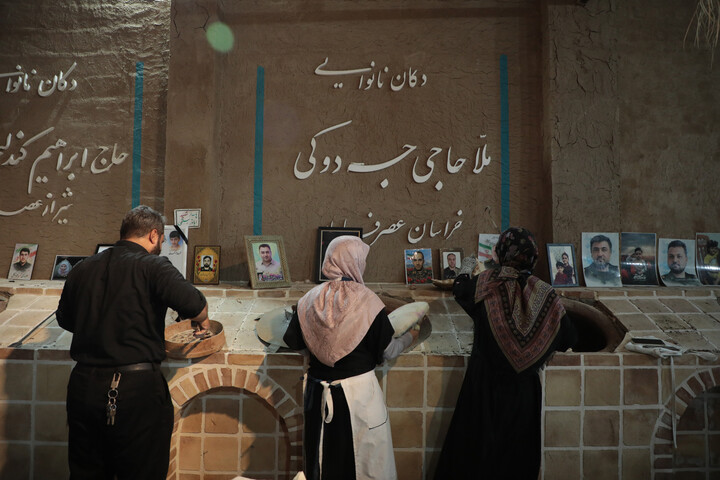 تصاویر/ نان رزمندگان جبهه نبرد توسط جمعی از خانواده های شهدا در تنورخانه ایران