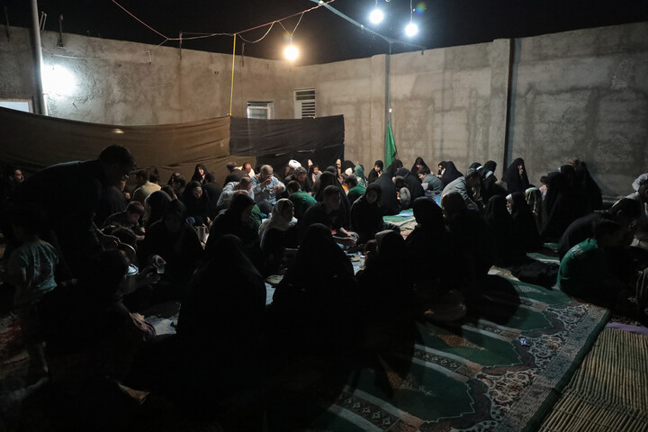 تصاویر/ نان رزمندگان جبهه نبرد توسط جمعی از خانواده های شهدا در تنورخانه ایران