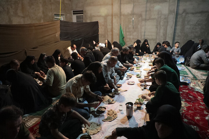 تصاویر/ نان رزمندگان جبهه نبرد توسط جمعی از خانواده های شهدا در تنورخانه ایران