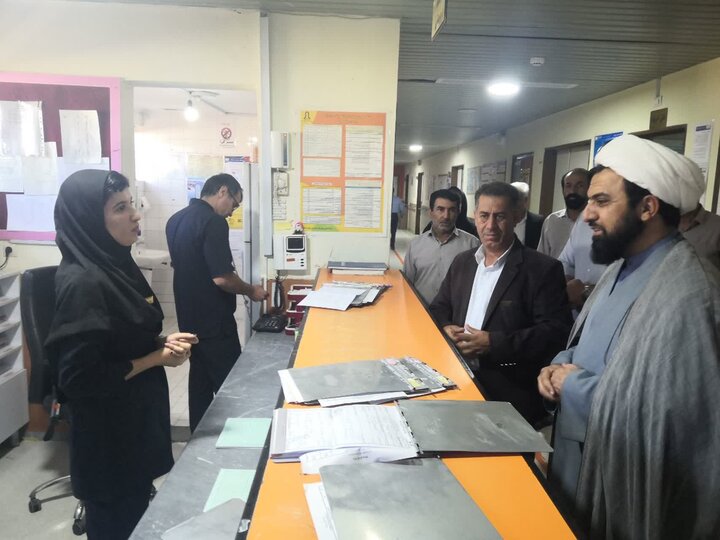 تصاویر/بازدید امام جمعه چرداول از مراکز درمانی