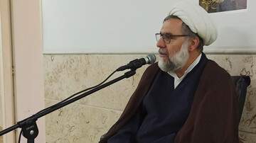استکبار تنها در برابر ایستادگی عقب‌نشینی می‌کند