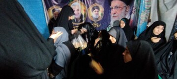 تصاویر/ برپایی میز پذیرش حوزه علمیه خواهران در تجمع شبانه در غرفه پیاده راه شهید پاکپور