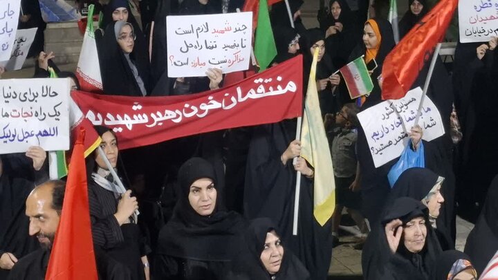 تصاویر/ یکصدوچهارمین شب اجتماع شبانگاهی مردم کاشان در میدان  امام خامنه ای (ره)