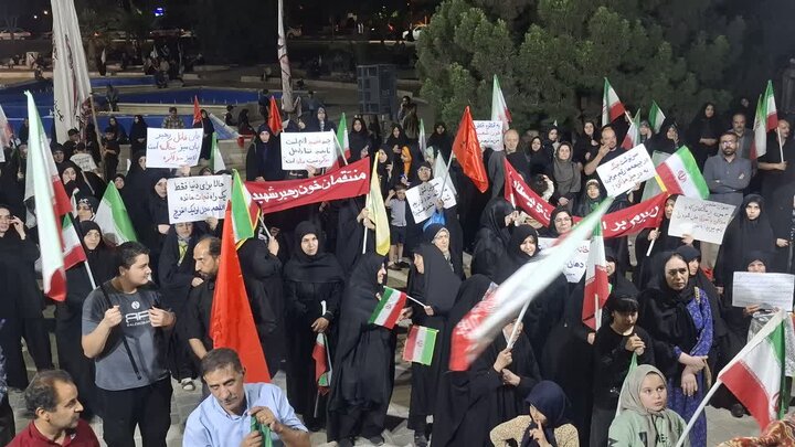 تصاویر/ یکصدوچهارمین شب اجتماع شبانگاهی مردم کاشان در میدان  امام خامنه ای (ره)
