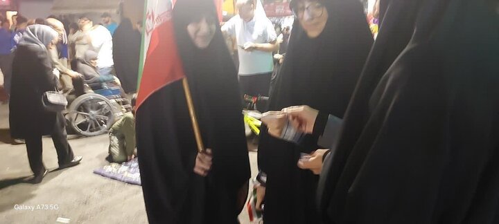 تصاویر/برپایی میز پذیرش حوزه علمیه خواهران در تجمع شبانه در غرفه پیاده راه شهید پاکپور