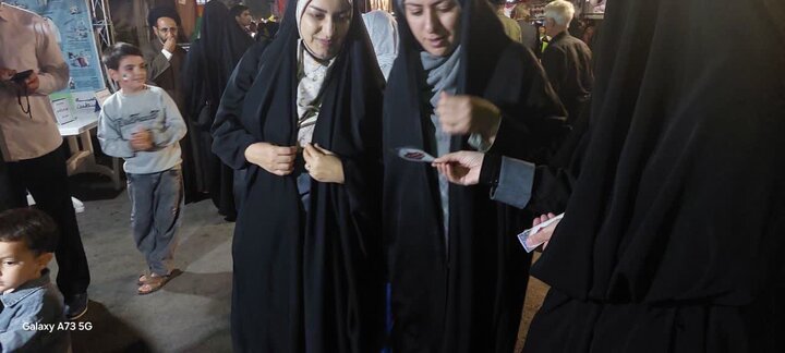 تصاویر/برپایی میز پذیرش حوزه علمیه خواهران در تجمع شبانه در غرفه پیاده راه شهید پاکپور