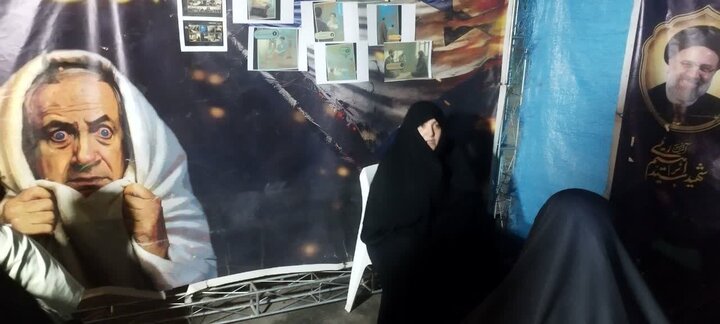 تصاویر/برپایی میز پذیرش حوزه علمیه خواهران در تجمع شبانه در غرفه پیاده راه شهید پاکپور