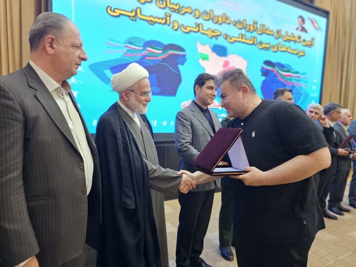 تصاویر/آیین تجلیل از مدال‌آوران، داوران و مربیان کردستانی در عرصه‌های بین‌المللی و آسیایی و گرامیداشت شهدای جنگ رمضان