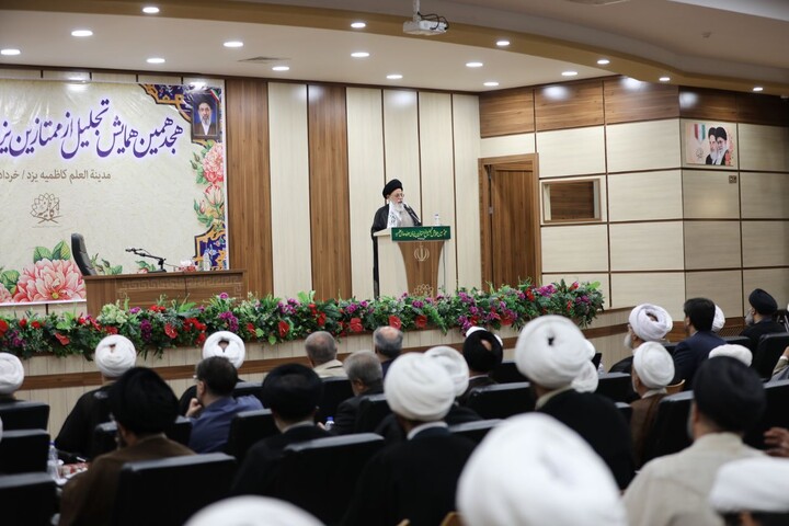 تصاویر/ هجدهمین همایش تجلیل از ممتازین یزدی حوزه‌های علمیه برگزار شد