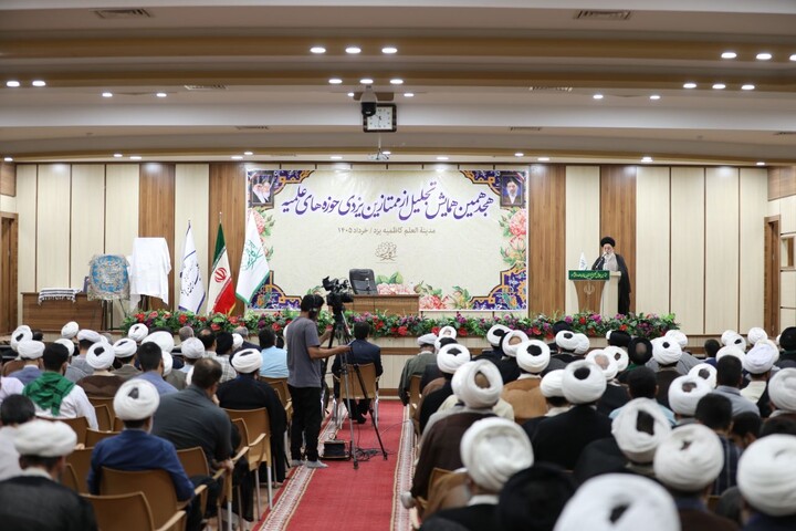 تصاویر/ هجدهمین همایش تجلیل از ممتازین یزدی حوزه‌های علمیه برگزار شد