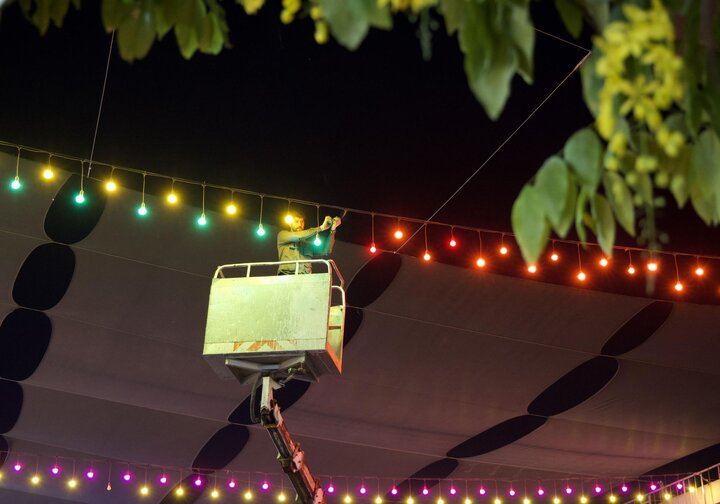 قسم الصيانة في العتبة العباسية ينشر الإنارة الحمراء في الشوارع المؤدية إلى العتبة