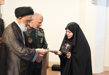 تصاویر/ تکریم بانوان فعال اجتماعات شبانه استان قم در حرم بانوی کرامت