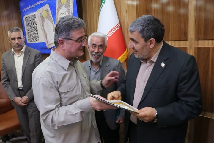 تصاویر/ آیین رونمایی از دیوان «دُر بی‌نظیر» در خوی