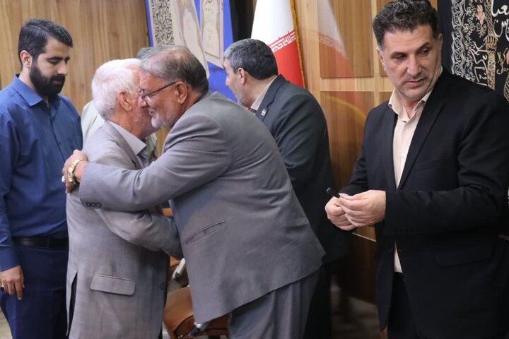تصاویر/ آیین رونمایی از دیوان «دُر بی‌نظیر» در خوی