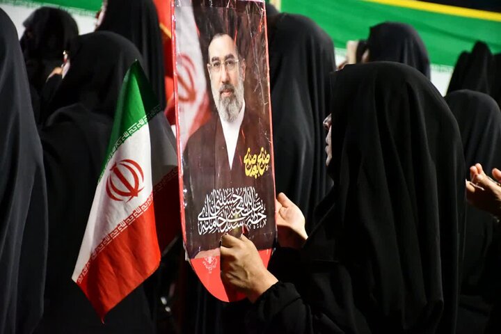 تصاویر/ تداوم حضور مردم سلماس در تجمعات شبانه مردمی در حمایت از نیروهای مسلح و دفاع از ایران اسلامی