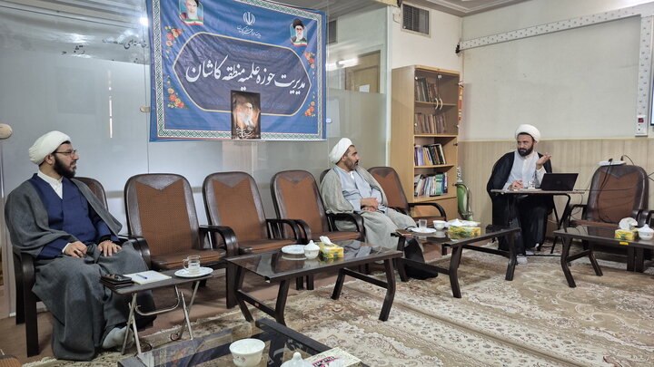 تصاویر/ کارگروه علمی تربیتی نحو «سیوطی» در حوزه علمیه کاشان