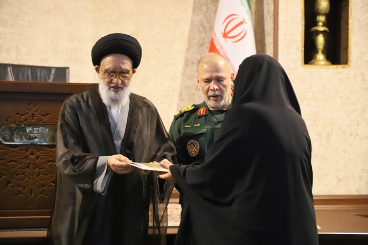 تقدیر از بانوان فعال در اجتماعات و مواکب مردمی