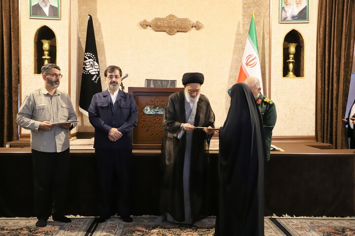 تقدیر از بانوان فعال در اجتماعات و مواکب مردمی