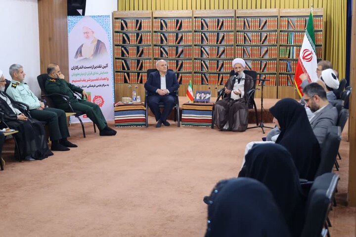تصاویر/  آئین تقدیر از دست اندکاران همایش ندای قرآن از دیار علویان