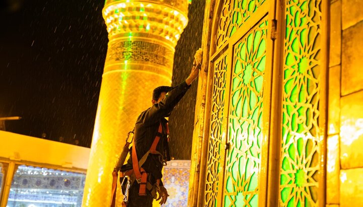 Lavaggio della cupola del Santuario dell’Imam Husayn (pace su di lui) alla vigilia del mese di Muharram