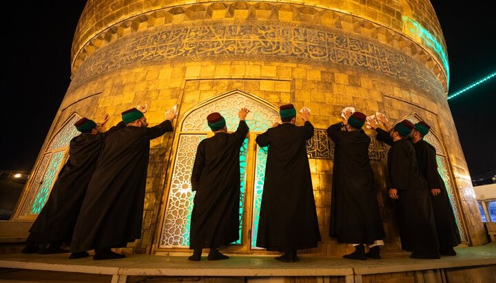 Lavaggio della cupola del Santuario dell’Imam Husayn (pace su di lui) alla vigilia del mese di Muharram