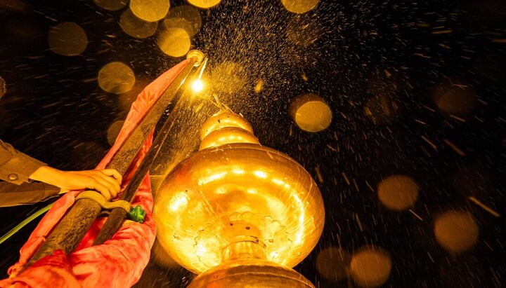 Lavaggio della cupola del Santuario dell’Imam Husayn (pace su di lui) alla vigilia del mese di Muharram